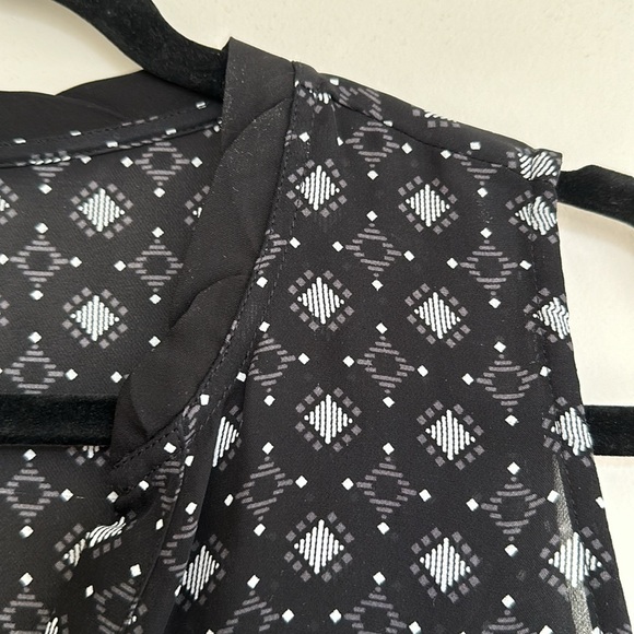 Lord & Taylor black and white sleeveless silk tunic - Picture 6 of 10